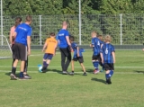 Laatste training S.K.N.W.K. JO8-1 (partijtje tegen de ouders) van maandag 2 juni 2025 (88/123)